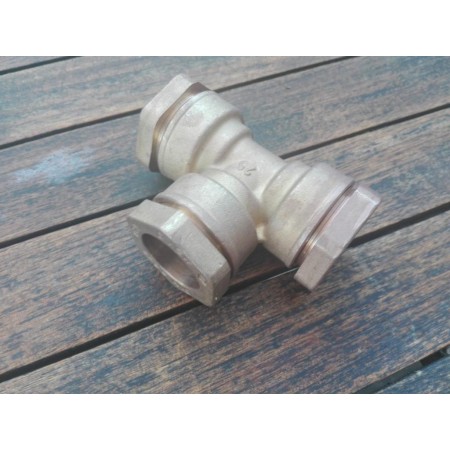 FYH DERIVACION LATON TE BOCAS IGUALES 25 MM